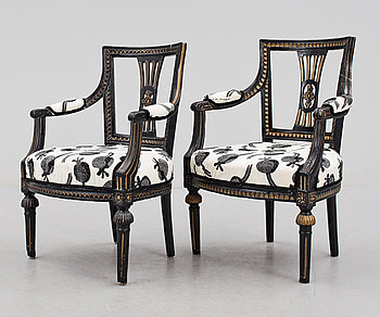 297123. KARMSTOLAR, 2 st snarlika, gustavianska, 1700-tal.