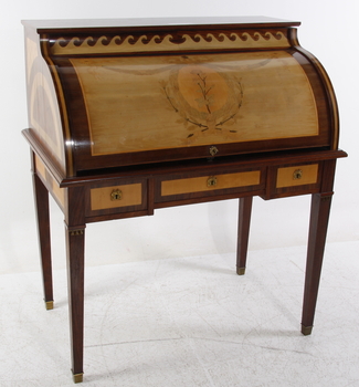 32597. RULLKLAFFSSKRIVBORD, gustaviansk stil, 1900-tal.
