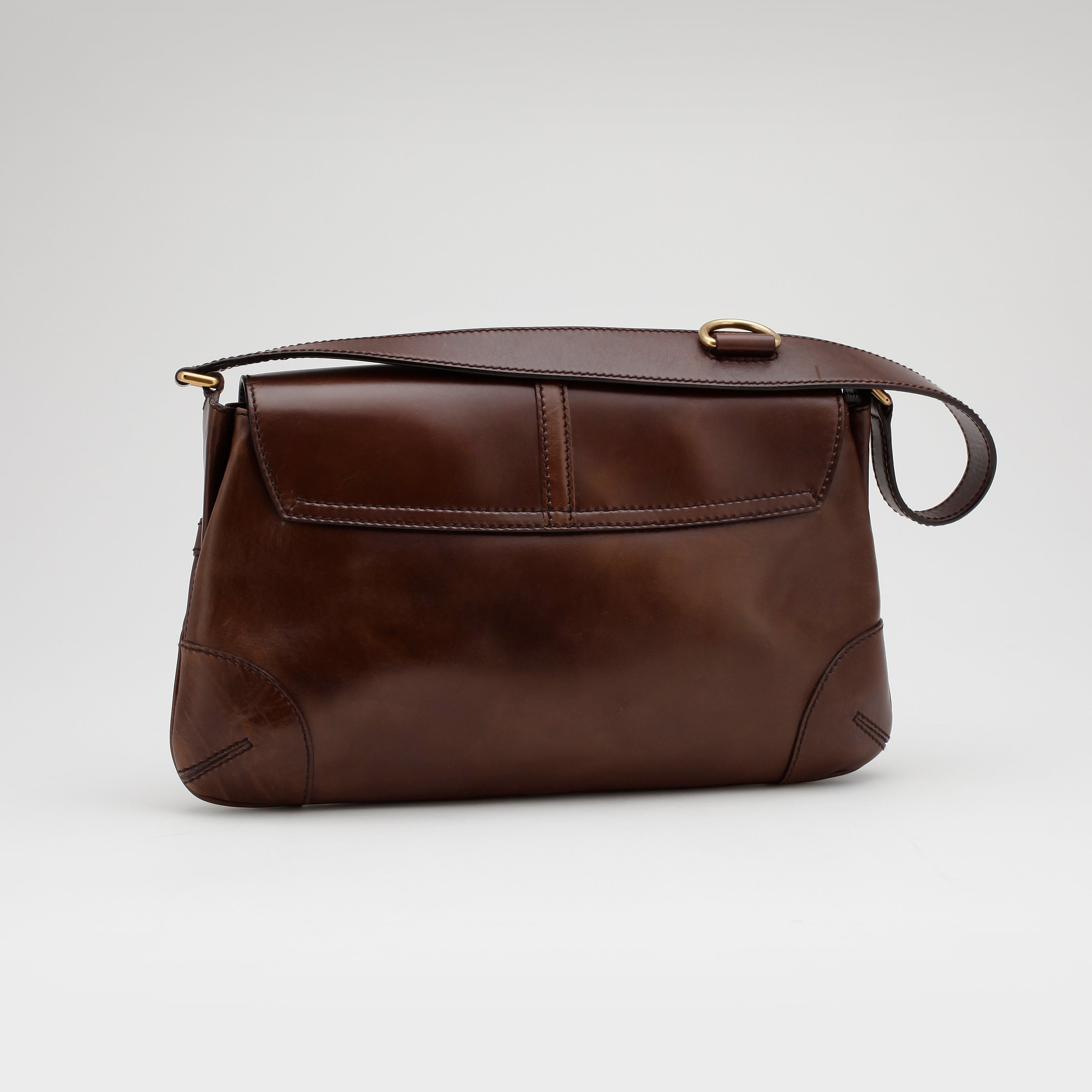 GUCCi, a brown leather shoulder bag. Bukowskis