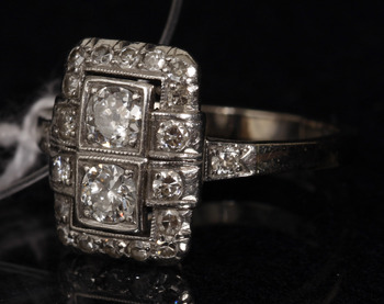 33015. RING, 18 k vitguld med diamanter.