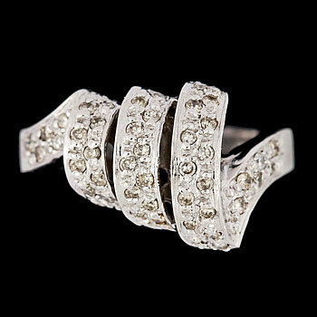 333087. RING, 18k vitguld med briljantslipade diamanter tot ca0,40ct. Vikt 6,4g.