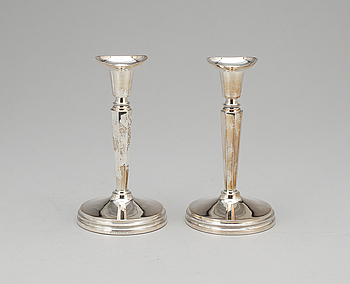 334355. LJUSSTAKAR, ett par, silver, Eric Löfman för MGAB, Uppsala, 1977.