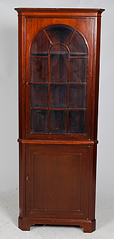 334591. HÖRNVITRINSKÅP, England, 1900-tal.