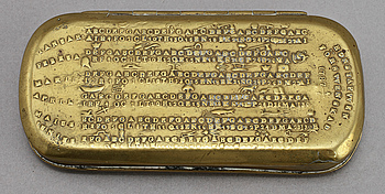 335533. KALENDERDOSA, mässing, 1700-tal.