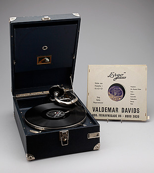 335620. RESEGRAMMOFON, His Masters Voice, Tyskland, 1900-talets första hälft.