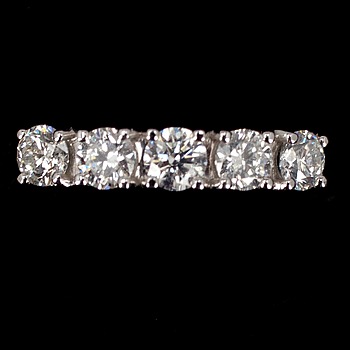 335914. RING, 18K vitguld, diamanter tot. ca 0,75 ct, 2000-tal.