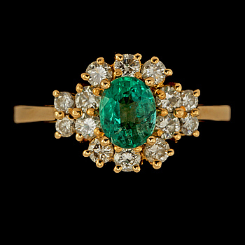 338484. RING, 18k guld med fasettslipad smaragd samt 14 briljantslipade diamanter, tot 0.50 ct, importstämplad.  Vikt 3 g.