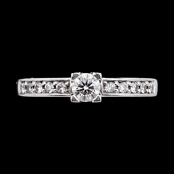 338793. RING. Schalin, 18K vitguld 0.45ct.