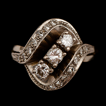 339880. RING, vitguld briljanter. Total vikt ca 9 g.