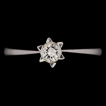 341548. RING, 18 k vitguld och diamanter ca 0,20 ct. Tot vikt ca 3 g.