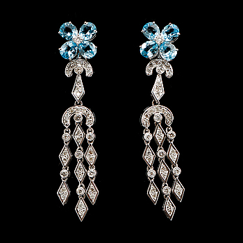 342038. ÖRHÄNGEN, 1 par, 18 k, med topaser 4.40 ct samt briljanter 1.18 ct.