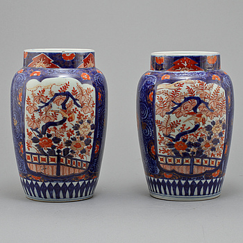 342337. VASER, ett par, porslin, Japan, 18001900-tal.