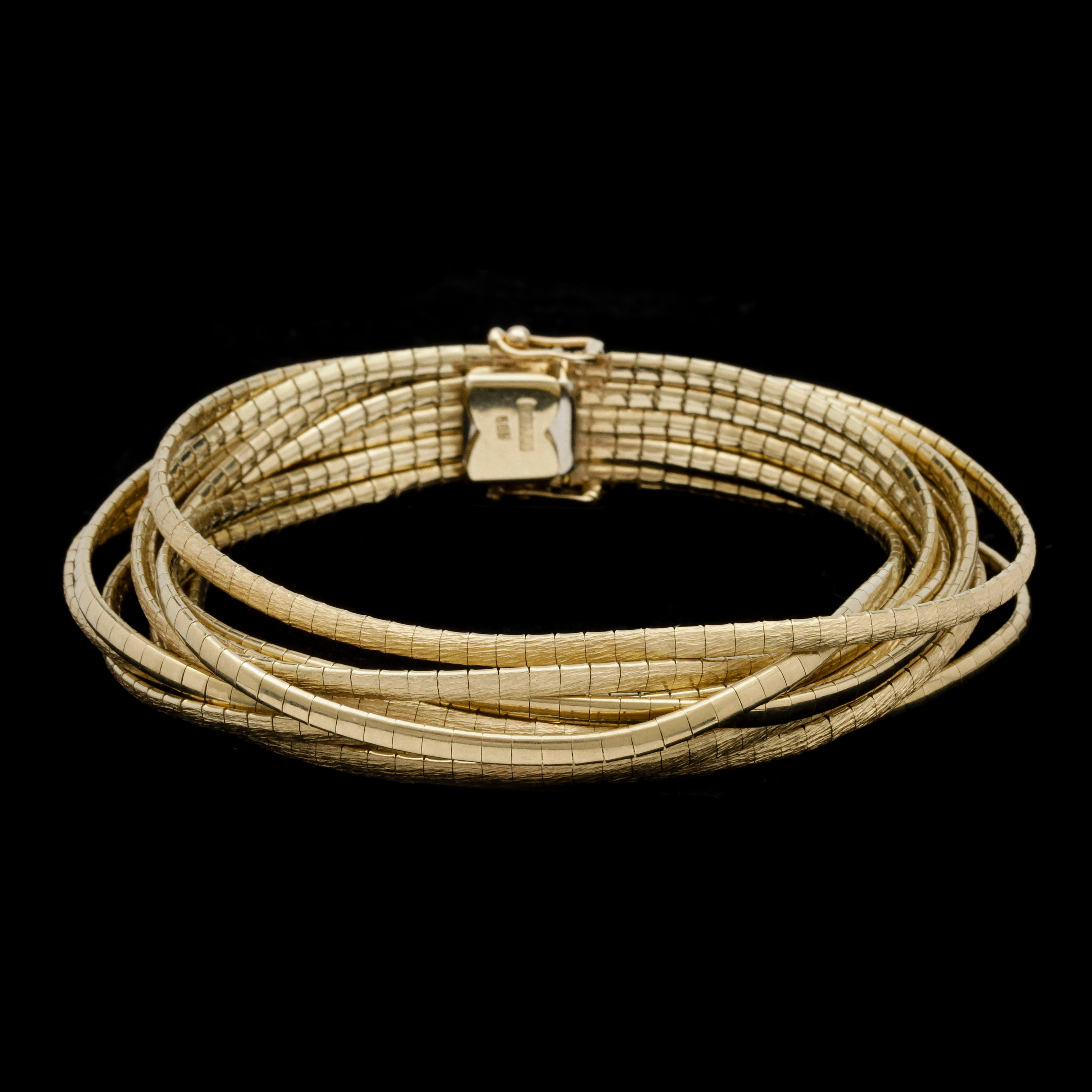 A gold bracelet, weight 63 g. Bukowskis