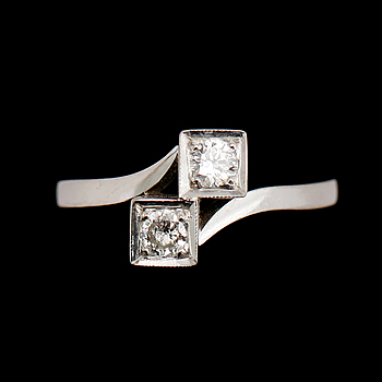 343411. RING, 18 k vitguld, svenska stämplar 1964, med 2 briljanter.