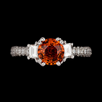 344517. RING, 18k vitguld med orange safir ca1,71ct o diamanter tot ca0,69ct. Vikt 4,5g.