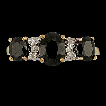 346935. RING, 9k guld med 3 fasettslipade blå safirer samt 4 små åttkantslipade diamanter, 2000-tal. Vikt 2 g.