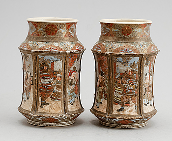 349073. VASER, 1 par, porslin, Japan, Satsuma, 1800-1900-tal.