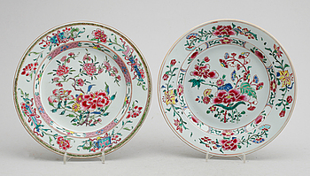 349090. TALLRIKAR, 2 st, porslin, Kina, Qianlong 1736-1795.