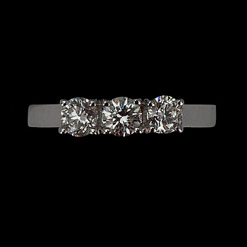 351069. RING, vitguld 18K samt 3 diamanter à 0,25 ct, tot. 0,75 ct. Vikt 3,4 g.