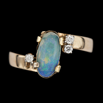 351334. RING, 14k guld cabochonslipad opal ca1,00ct o briljantslipade diamanter tot ca0,10ct. Vikt 4g.