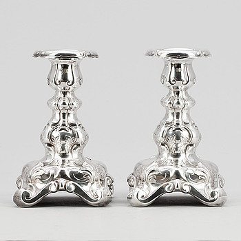 351414. LJUSSTAKAR, ett par, nysilver, barockstil, 1900-talets andra hälft.
