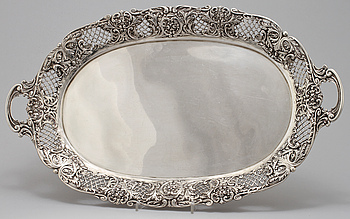 354018. BRICKA, silver, rokokostil, omkring 1900-talets mitt. Vikt 1 310 g.