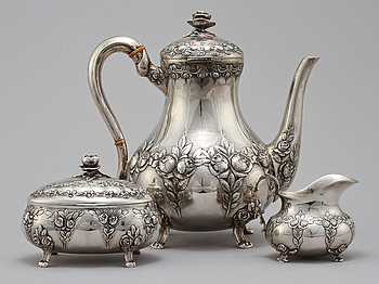 354021. KAFFESERVIS, 3 delar, rokokostil, omkring 1900-talets mitt. Vikt 1 570 g.
