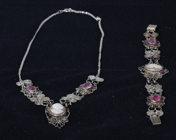 3545. HALSBAND samt ARMBAND, vitmetall, stenar och camé.