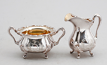 355591. SOCKERSKÅL OCH GRÄDDKANNA, silver, importstämplar. Vikt ca 287 g.