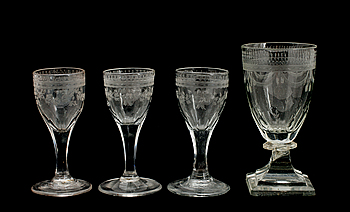 355627. STARKVINSGLAS SAMT 3 LIKÖRGLAS, glas, 1800-tal.