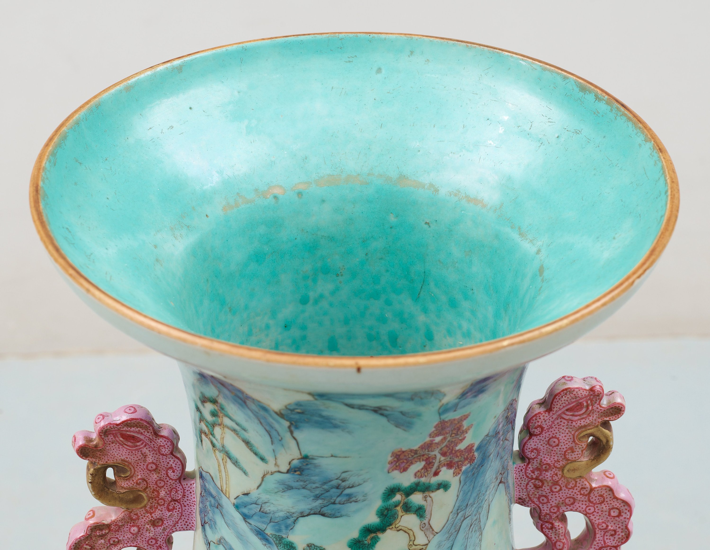 A large famille rose Canton vase, late Qing dynasty. Bukowskis