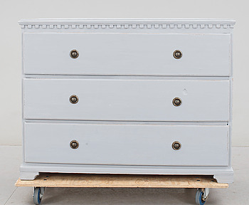 356999. BYRÅ, gustaviansk stil, omkr 1900.