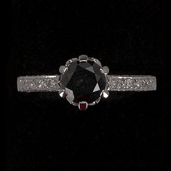 357010. RING, 18K vitt guld. Svart briljantslipad diamant 1.36 ct  briljantslipade diamanter 0.50 ct. TW sip. Vikt 4.5 g.