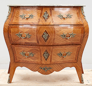 357459. BYRÅ, rokokostil, 1900-talets andra hälft.