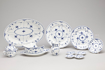 358739. MAT- OCH KAFFESERVISDELAR, 46 delar, porslin, Musselmalet, Royal Copenhagen.