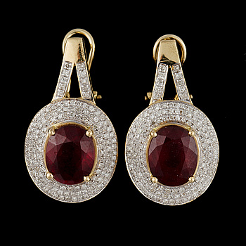 359474. ÖRHÄNGEN, ett par, 18K guld med ovala rubiner samt ett flertall mindre briljantslipade diamanter. Tot vikt 9,7 g.