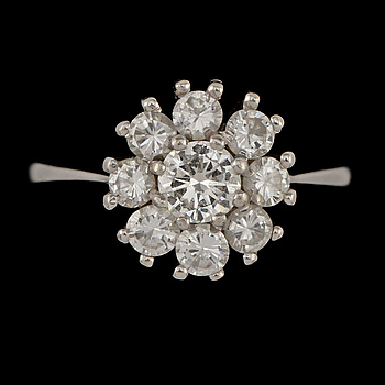 360727. CARMOSÉRING, 18k vitguld med 9 briljantslipade diamanter, tot ca 1.5 ct, 1900-talets slut. Vikt 3 g.