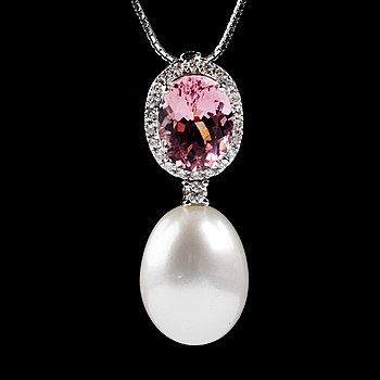 360744. HALSSMYCKE, 18k vitguld med oval rosa turmalin, droppformad sötvatten pärla samt brilslipad diam, tot ca 0,18 ct.