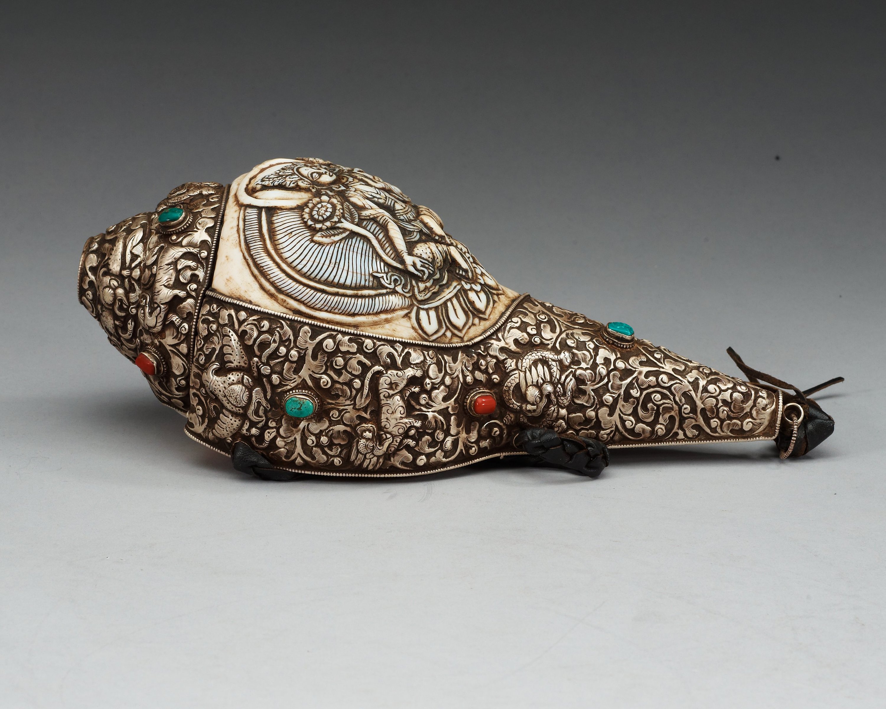 A elaborately decorated ritual Tibetan Conchshell horn. Bukowskis