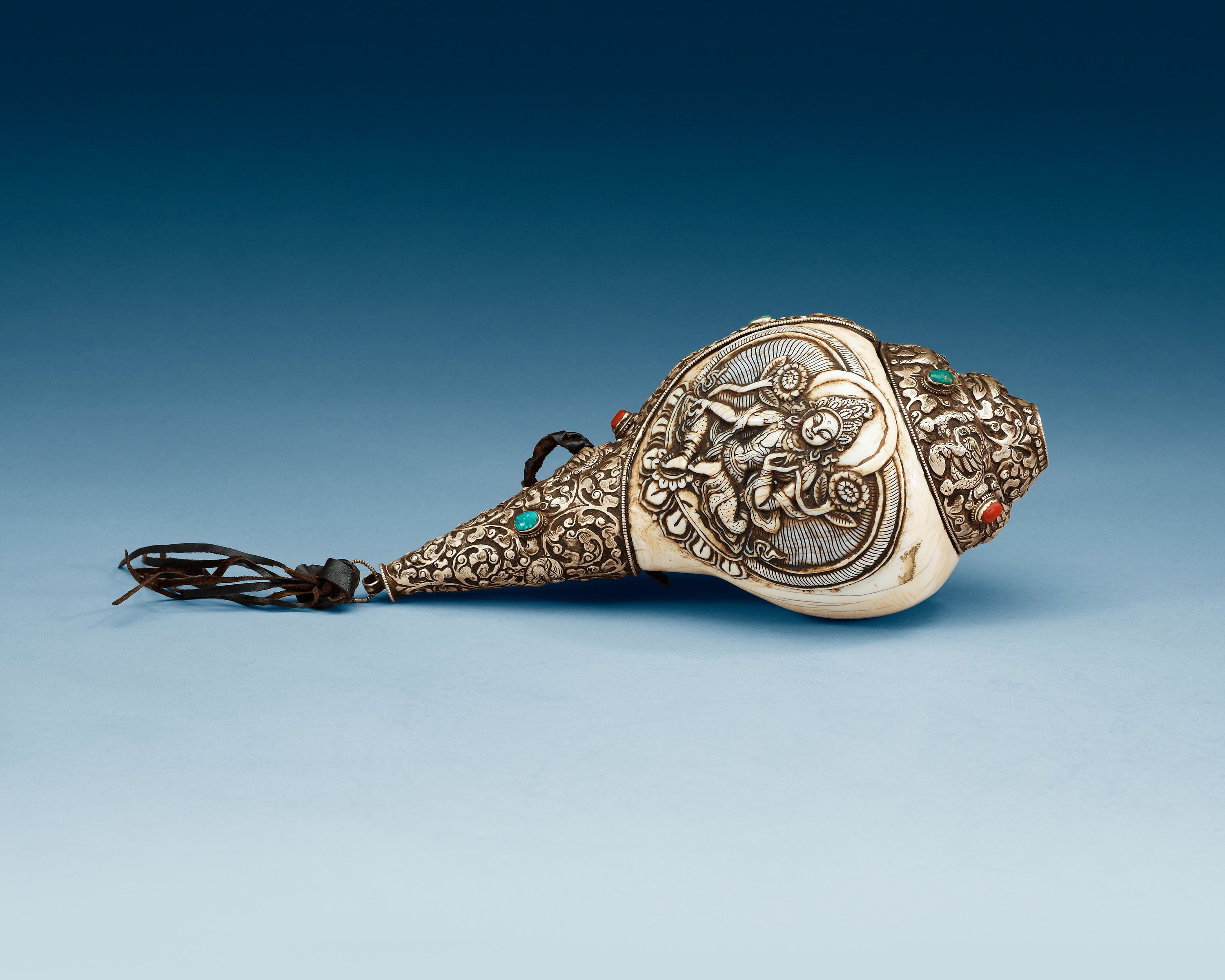 A elaborately decorated ritual Tibetan Conchshell horn. Bukowskis