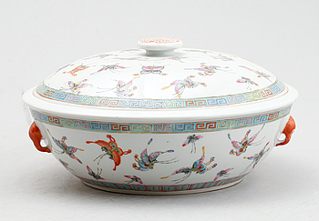 360833. TERRIN MED LOCK, porslin, Kina, 1900-talets första hälft.