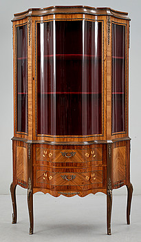 360954. VITRINSKÅP, Louis XV-stil, 1900-talets mitt.