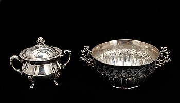 360986. SKÅLAR, 2 st, silver, en med svenska konstrollstämplar, 1900-talets första hälft. Tot vikt ca cirka 658 gram.