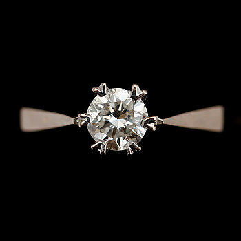 362094. RING, 18 k vitguld, solitär briljanslipad diamant 0,64 ct enl gravyr.