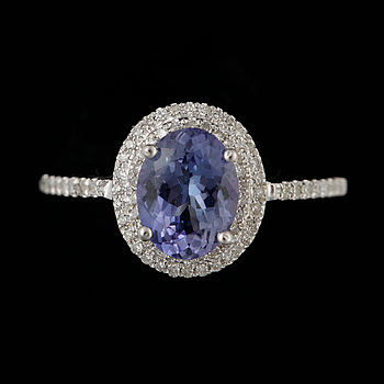 364232. RING, 14k vitguld med oval tanzanit ca8x6,5x2mm och åttkantsslipade diamanter tot ca0,38ct. Vikt 3,3g.