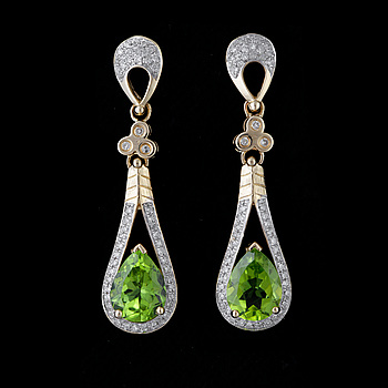 364257. ÖRHÄNGEN, ett par, 14k guld med päronslipade peridoter vardera ca9x7x5mm o diamanter tot ca0,54ct. Vikt 6,4g.