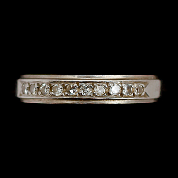 364389. RING, 18 k vitguld, med små briljanter 0.17 ct enligt gravyr. Vikt ca 4 g.