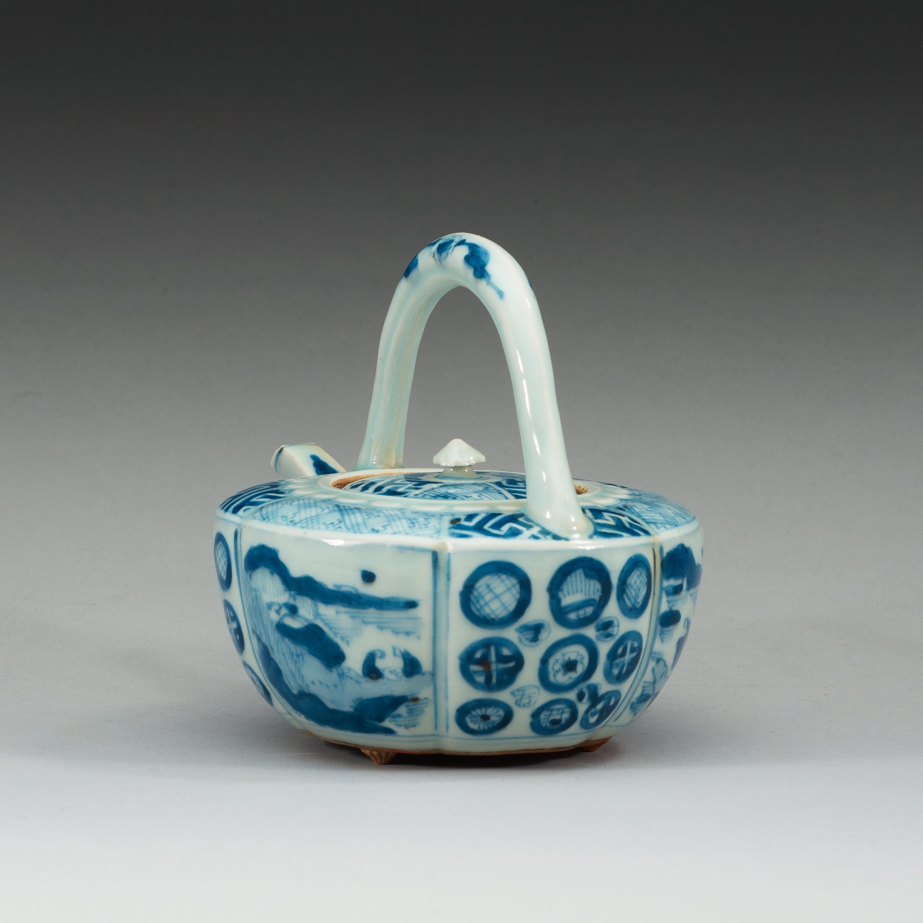 A blue and white Japanese tea pot with cover. Bukowskis