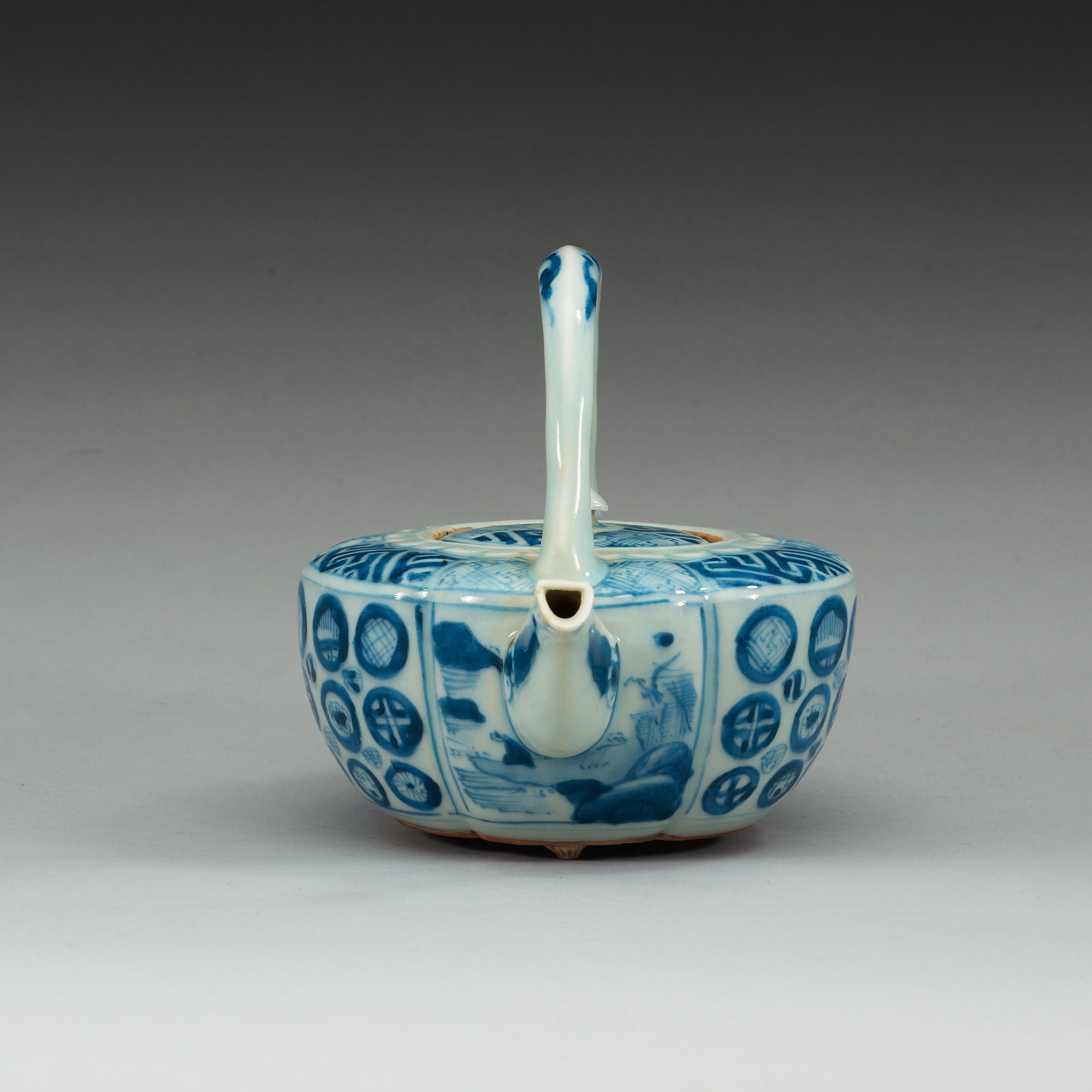 A blue and white Japanese tea pot with cover. Bukowskis
