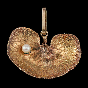 364873. HÄNGSMYCKE, förgyllt sterlingsilver med odlad pärla, Orla Eggert, Flora Danica, Danmark, 1900-talets slut. Vikt 9 g.